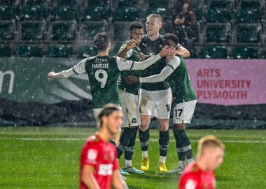 GoAL Plymouth Argyle orta saha oyuncusu Sam Cosgrove (16), Papa John 's Trophy maçında Plymouth Argyle' ın AFC Wimbledon 'a karşı oynadığı Home Park, Plymouth, 21 Aralık 202' de 3-3 'lük galibiyet golünü kutluyor.