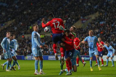 Coventry City 'den Ben Wilson # 13 Coventry City, Coventry Building Society Arena, Coventry, Birleşik Krallık' ta Coventry City - West Bromwich Albion maçında topu düşürdü.