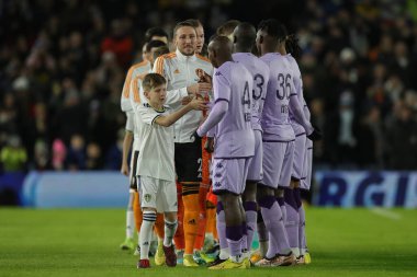 İki takım, Elland Road, Leeds, İngiltere 'de oynanan Leeds United - Monaco maçının öncesinde el sıkışıyor.
