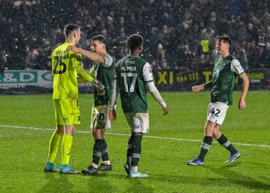 Plymouth Argyle kalecisi Callum Burton (25) ve Plymouth Argyle orta saha oyuncusu Adam Randell (20), Papa John 's Trophy karşılaşmasında Plymouth Wimbledon' a karşı Home Park, Plymouth, İngiltere, 21 Aralık
