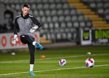 Plymouth Argyle kalecisi Callum Burton (25) Papa John 's Trophy karşılaşmasında ısınma turu Plymouth Argyle, Home Park, Plymouth, İngiltere' de AFC Wimbledon 'a karşı, 21 Aralık 202
