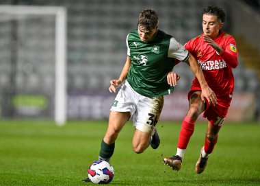 Plymouth Argyle defans oyuncusu Finley Craske (36), Papa John 's Trophy karşılaşmasında AFC Wimbledon orta saha oyuncusu Ayoub Assal (10) ile top mücadelesi verdi.