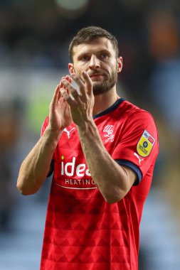 West Bromwich Albion 'dan Erik Pieters 21 Aralık 202' de Coventry Building Society Arena 'da Coventry City ile West Bromwich Albion arasındaki Sky Bet Şampiyonası maçından sonra gezgin taraftarları alkışlıyor.