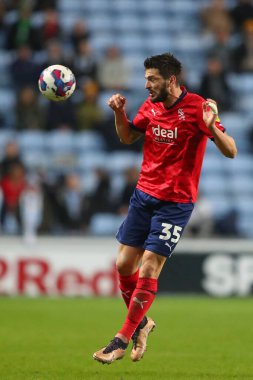 West Bromwich Albion 'dan 35 numaralı Yokulu, Coventry Building Society Arena, Coventry, İngiltere' de 21 Aralık 2022 'de Coventry City ile West Bromwich Albion arasındaki Sky Bet Şampiyonası maçında topa liderlik ediyor.