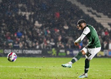 GoAL Plymouth Argyle tam saha Bali Mumba (17), Papa John 's Trophy karşılaşmasında Plymouth Argyle' a karşı Home Park, Plymouth, Birleşik Krallık, 21 Aralık 202 'de AFC Wimbledon maçında penaltıyı kazandı.
