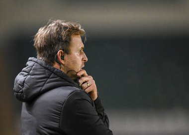 Plymouth Argyle Müdür Yardımcısı Mark Hughes Papa John 's Trophy maçı sırasında Plymouth Argyle, Home Park, Plymouth, Birleşik Krallık' ta AFC Wimbledon 'a karşı, 21 Aralık 202