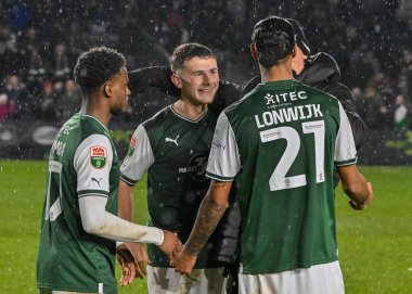 Plymouth Argyle orta saha oyuncusu Adam Randell (20), Plymouth Argyle defans oyuncusu Nigel Lonwijk (21) ve Plymouth Argyle (17) ile Papa John 's Trophy maçında Plymouth Argyle ile AFC Wimbledon maçında zaferini kutluyor.