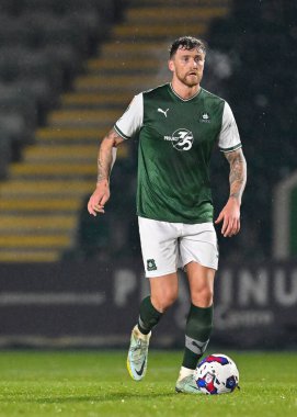 Plymouth Argyle defans oyuncusu Dan Scarr (6) Papa John 's Trophy maçında topu aldı Plymouth Argyle, Home Park, Plymouth, İngiltere' de AFC Wimbledon 'a karşı, 21 Aralık 202