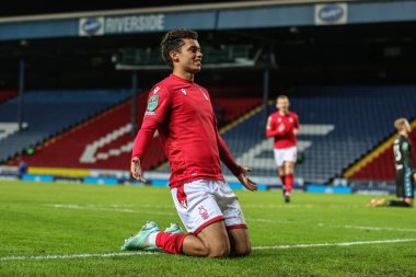 Nottingham Ormanı 'ndan Brennan Johnson # 20, 21 Aralık 202' de Ewood Park, Blackburn, Birleşik Krallık 'ta oynanan dördüncü tur Carabao Kupası karşılaşmasında 1-4 kazanma hedefini kutluyor.