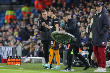 Leeds United 'ın Jesse Marsch teknik direktörü Leeds United' tan Leo Fuhr Hjelde # 33 'ü Elland Road, Leeds, İngiltere, 21 Aralık 202' de Leeds United - Monaco maçının ikinci yarısında getirdi.