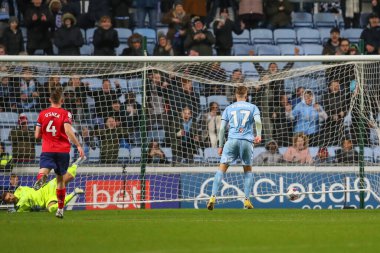 Coventry City 'den # 17 numaralı Viktor Gykeres, Coventry Building Society Arena, Coventry, İngiltere' de 21 Aralık 2022 'de Coventry City-West Bromwich Albion maçında 1-0 berabere kaldı.