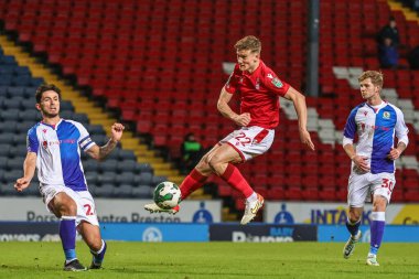 Nottingham Ormanı 'ndan Ryan Yates kalede şut çekiyor, Carabao Kupası dördüncü tur karşılaşmasında geri çekildi Blackburn Rovers Nottingham Ormanı' na karşı Ewood Park, Blackburn, Birleşik Krallık, 21 Aralık 202