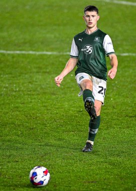 Plymouth Argyle orta saha oyuncusu Adam Randell (20), Papa John 's Trophy maçında Plymouth Argyle' a karşı Home Park, Plymouth, İngiltere, 21 Aralık 202 'de AFC Wimbledon maçında pas attı.