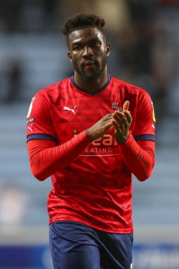 West Bromwich Albion 'dan Daryl Dike, 21 Aralık 202' de Coventry Building Society Arena 'da Coventry City ile West Bromwich Albion arasındaki Sky Bet Şampiyonası maçından sonra gezgin taraftarları alkışlıyor.