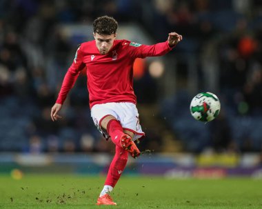 Nottingham Ormanı 'ndan Neco Williams, 21 Aralık 202' de Ewood Park, Blackburn, Birleşik Krallık 'ta oynanan dördüncü tur Carabao Kupası karşılaşmasında serbest vuruşla bölgeye giriyor.