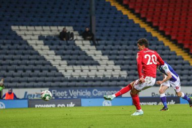 Nottingham Ormanı 'ndan Brennan Johnson # 20 numara 21 Aralık 202' de Ewood Park, Blackburn, Birleşik Krallık 'ta oynanan Carabao Kupası 4. tur karşılaşmasında 0-1 berabere kalarak penaltı aldı.