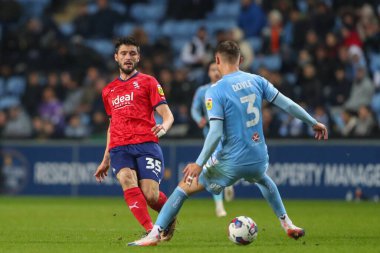 West Bromwich Albion 'dan 35 numaralı Yokulu, Coventry Building Society Arena' da Coventry City ile West Bromwich Albion arasındaki 21 Aralık 2022 'de oynanan Sky Bet Şampiyonası maçında pas veriyor.