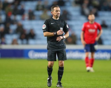 Hakem Keith Stroud, Sky Bet Şampiyonası maçında Coventry City, Coventry Building Society Arena 'da West Bromwich Albion' a karşı, 21 Aralık 202