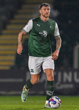 Plymouth Argyle defans oyuncusu Dan Scarr (6) Papa John 's Trophy maçında topu aldı Plymouth Argyle, Home Park, Plymouth, İngiltere' de AFC Wimbledon 'a karşı, 21 Aralık 202