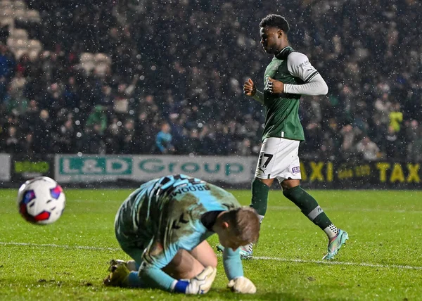 Plymouth Argyle (tam defans) Bali Mumba (17), Papa John 's Trophy karşılaşmasında Plymouth Argyle' a karşı Home Park, Plymouth, Birleşik Krallık, 21 Aralık 202 'de AFC Wimbledon maçında penaltıyı kazandı.