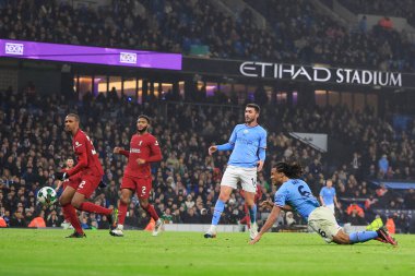 Manchester City 'den Nathan Ake, 22 Aralık 202' de Etihad Stadyumu 'nda oynanan dördüncü tur Carabao Kupası karşılaşmasında golünü atıyor.