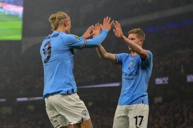 Manchester City 'den Erling Hland # 9, 22 Aralık 2022 tarihinde Etihad Stadyumu' nda oynanan Carabao Kupası dördüncü tur karşılaşmasında Manchester City - Liverpool maçında Kevin De Bruyne # 17 ile 1-0 yapma hedefini kutluyor.