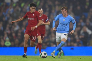 Manchester City 'den Cole Palmer # 80, 22 Aralık 202 tarihinde Etihad Stadyumu' nda oynanan Carabao Kupası 4. Raundda Liverpool maçında Liverpool 'lu Stefan Bajcetic # 43' ün izlediği topu geçiyor.