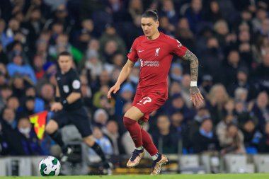 Darwin Nez # 27 Liverpool, 22 Aralık 2022 tarihinde Etihad Stadyumu 'nda oynanan dördüncü tur Carabao Kupası karşılaşmasında topla koşar.