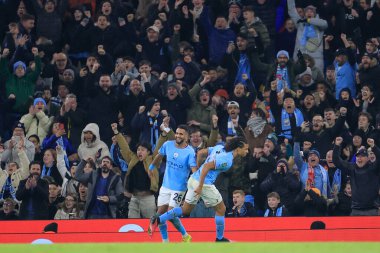 Manchester City 'den Nathan Ak # 6, 22 Aralık 2022 tarihinde Etihad Stadyumu' nda oynanan dördüncü tur Carabao Kupası karşılaşmasında 3-2 'lik galibiyetini kutluyor.