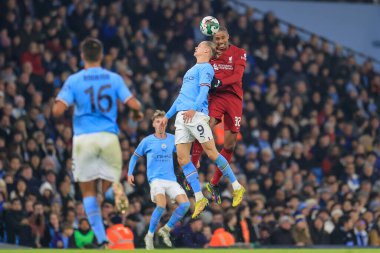 Manchester City 'den Erling Hland # 9 ve Joel Matip # 32 numaralı Carabao Kupası dördüncü tur karşılaşmasında top için mücadele etti Manchester City Liverpool' a karşı Etihad Stadyumu, Manchester, Birleşik Krallık, 22 Aralık 2022