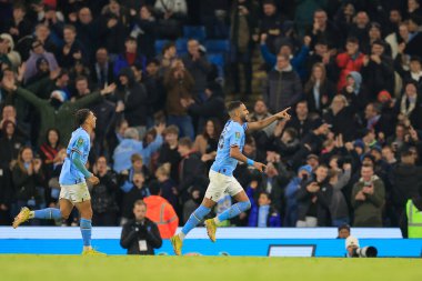 Manchester City 'den 26 numaralı Riyad Mahrez, 22 Aralık 202 tarihinde Etihad Stadyumu' nda oynanan dördüncü tur Carabao Kupası karşılaşmasında 2-1 'lik galibiyetini kutluyor.