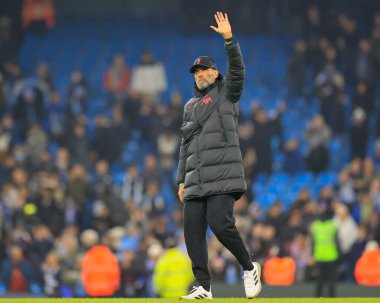 Liverpool teknik direktörü Jrgen Klopp, 22 Aralık 2022 tarihinde Etihad Stadyumu 'nda oynanan dördüncü tur Carabao Kupası karşılaşması sonrasında taraftarlara el sallıyor.
