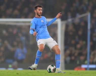 Manchester City 'den Aymeric Laporte # 14 Carabao Kupası dördüncü tur karşılaşmasında pas veriyor Manchester City - Liverpool Etihad Stadyumu, 22 Aralık 202