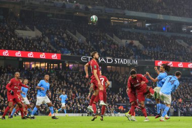 Manchester City 'den Nathan Ake 24 Aralık 202' de Etihad Stadyumu 'nda oynanan dördüncü tur Manchester City-Liverpool maçında kaleye doğru ilerliyor.