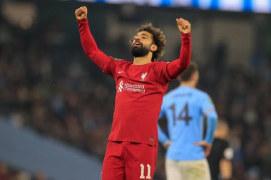 Liverpool 'dan Mohamed Salah # 11, 22 Aralık 202 tarihinde Etihad Stadyumu' nda oynanan dördüncü tur Carabao Kupası karşılaşmasında 2-2 'lik galibiyetini kutluyor.