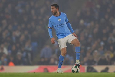 Manchester City 'li Aymeric Laporte # 14, 22 Aralık 202 tarihinde Etihad Stadyumu' nda oynanan dördüncü tur Manchester City - Liverpool maçında topu kontrol ediyor.