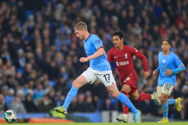 Manchester City 'den Kevin De Bruyne 24 Aralık 202' de Etihad Stadyumu 'nda oynanan dördüncü tur Manchester City - Liverpool maçında pas veriyor.