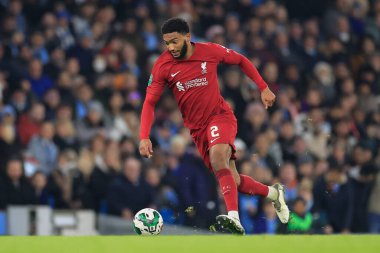Liverpool 'dan Joe Gomez 24 Aralık 202' de Etihad Stadyumu 'nda oynanan dördüncü tur Manchester City-Liverpool maçında topla koşuyor.