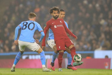 Liverpool 'dan Mohamed Salah # 11 Manchester City' nin Etihad Stadyumu 'nda oynanan dördüncü tur Carabao Kupası karşılaşmasında topu Manchester City' den Nathan Ake # 6 'dan koruyor.