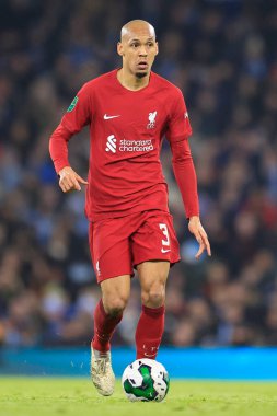 Liverpool 'dan Fabinho # 3, 22 Aralık 202 tarihinde Etihad Stadyumu' nda oynanan dördüncü tur Manchester City - Liverpool Carabao Kupası karşılaşmasında topla koşar.