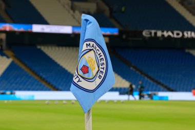 Manchester City bayrağı, Carabao Kupası Dördüncü Raundunun önünde Manchester City, Etihad Stadyumu 'nda Liverpool' a karşı, 22 Aralık 202