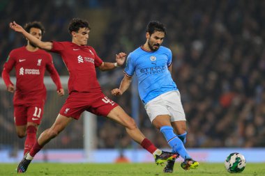Liverpool 'un 43 numaralı stadı Stefan Bajeti 22 Aralık 2022' de Etihad Stadyumu 'nda Manchester City' ye karşı oynanan dördüncü tur Carabao Kupası karşılaşmasında Manchester City # 8 numaralı lkay Gndoan 'a meydan okuyor.