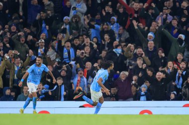 Manchester City 'den Nathan Ak # 6, 22 Aralık 2022 tarihinde Etihad Stadyumu' nda oynanan dördüncü tur Carabao Kupası karşılaşmasında 3-2 'lik galibiyetini kutluyor.