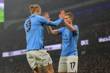 Manchester City 'den Erling Hland # 9, 22 Aralık 2022 tarihinde Etihad Stadyumu' nda oynanan Carabao Kupası dördüncü tur karşılaşmasında Manchester City - Liverpool maçında Kevin De Bruyne # 17 ile 1-0 yapma hedefini kutluyor.