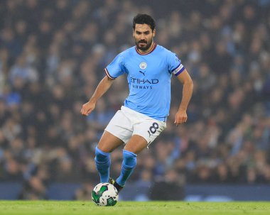 Manchester City 'nin Ilkay Gundogan # 8' i, 22 Aralık 202 tarihinde Etihad Stadyumu 'nda oynanan dördüncü tur Manchester City - Liverpool Carabao Kupası karşılaşmasında topu kontrol ediyor.