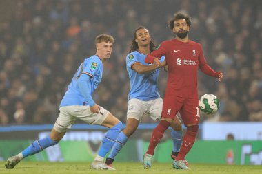 Liverpool 'dan Mohamed Salah # 11 Manchester City' nin Etihad Stadyumu 'nda oynanan dördüncü tur Carabao Kupası karşılaşmasında topu Manchester City' den Nathan Ake # 6 'dan koruyor.