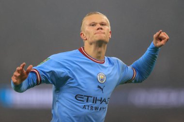 Manchester City 'den Erling Hland, 22 Aralık 2022 tarihinde Etihad Stadyumu' nda oynanan dördüncü tur Carabao Kupası karşılaşmasında 1-0 'lık galibiyetini kutluyor.