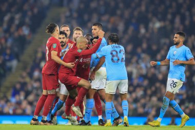 Manchester City 'li Rodri # 16 ve Liverpool' lu Fabinho # 3, 22 Aralık 202 tarihinde Etihad Stadyumu 'nda oynanan dördüncü tur Manchester City - Liverpool maçında kavgaya tutuştu.