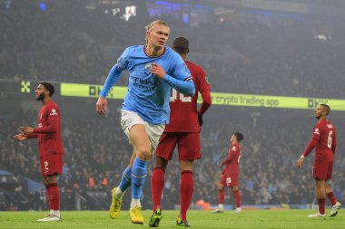 Manchester City 'den Erling Hland, 22 Aralık 2022 tarihinde Etihad Stadyumu' nda oynanan dördüncü tur Carabao Kupası karşılaşmasında 1-0 'lık galibiyetini kutluyor.