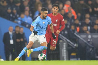 Manchester City 'den 26 numaralı Riyad Mahrez, 22 Aralık 202 tarihinde Etihad Stadyumu' nda oynanan Carabao Kupası 4. tur karşılaşmasında Liverpool 'dan 28 numaralı Fabio Carvalho' nun izlediği topla koşuyor.